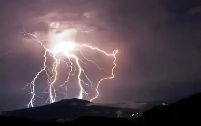 雷雨天打手机会被雷劈吗？